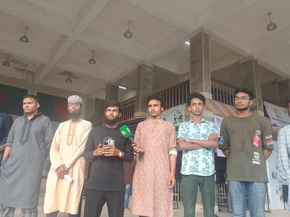 লক্ষ্মীপুরে কিশোরীকে সংঘবদ্ধ ধর্ষণের প্রতিবাদে ববিতে বিক্ষোভ